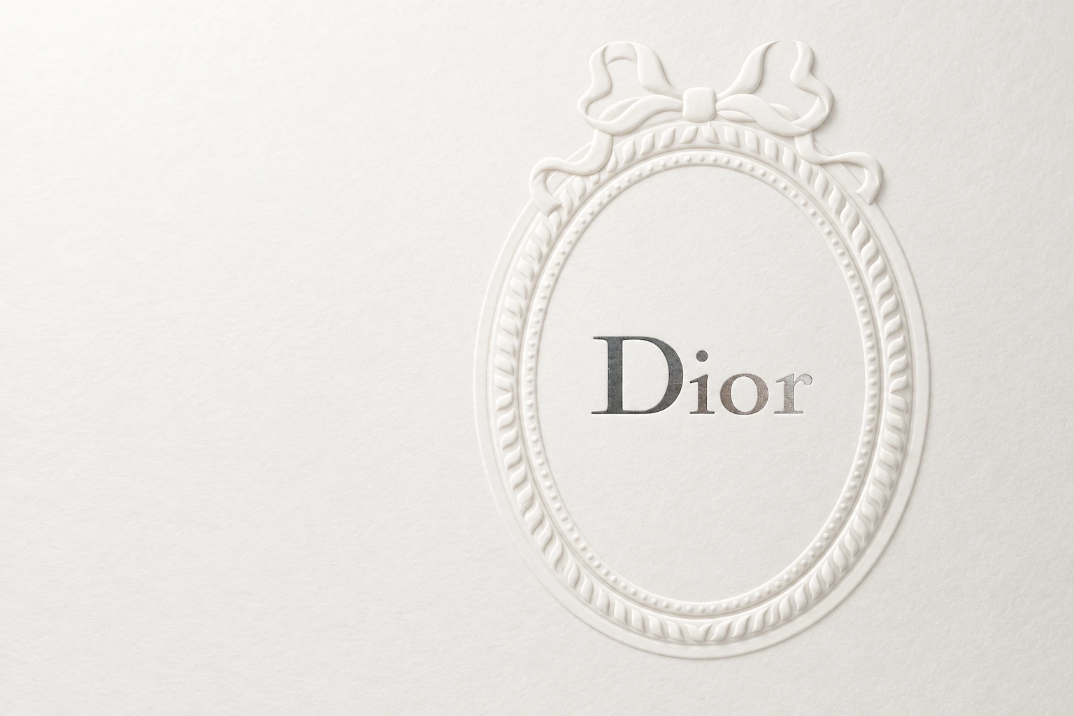 Motif Dior gaufré en relief sur papier blanc