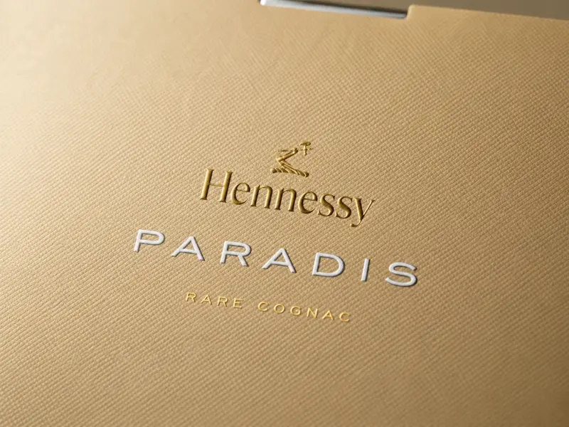 Détail du coffret Hennessy Paradis avec dorure sur papier texturé